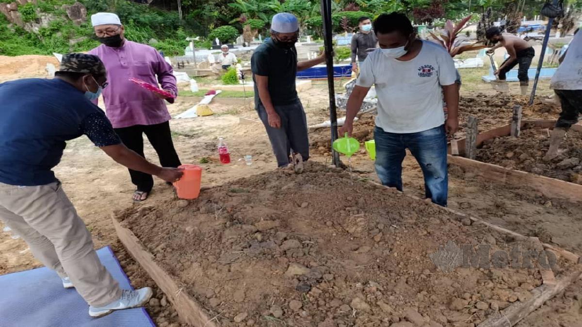 Jenazah empat mangsa lemas selamat dikebumikan di Taman Perkuburan Orang-Orang Islam Kampung Contoh, Putatan. FOTO Juwan Riduan