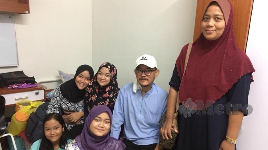 Kenangan Ija (duduk depan) bersama arwah bapanya ketika mendaftar di UiTM kampus Jengka, Pahang.