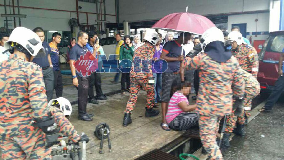 Bomba menjalankan operasi menyelamatkan mangsa di sebuah pusat servis kereta di Seri Manjung. FOTO ihsan bomba 
