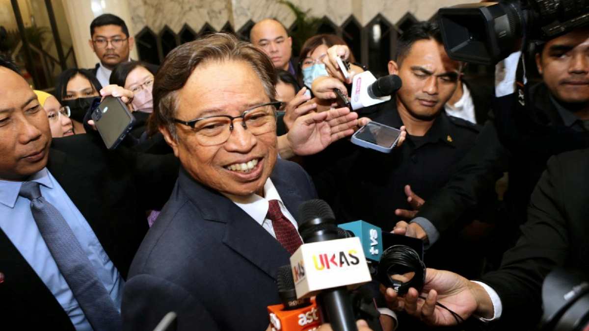 ABANG Johari meninggalkan Persidangan Mesyuarat Ketiga Bagi Penggal Pertama Dewan Undangan Negeri Sarawak Ke-19 di Petra Jaya Kuching. FOTO Nadim Bohari.