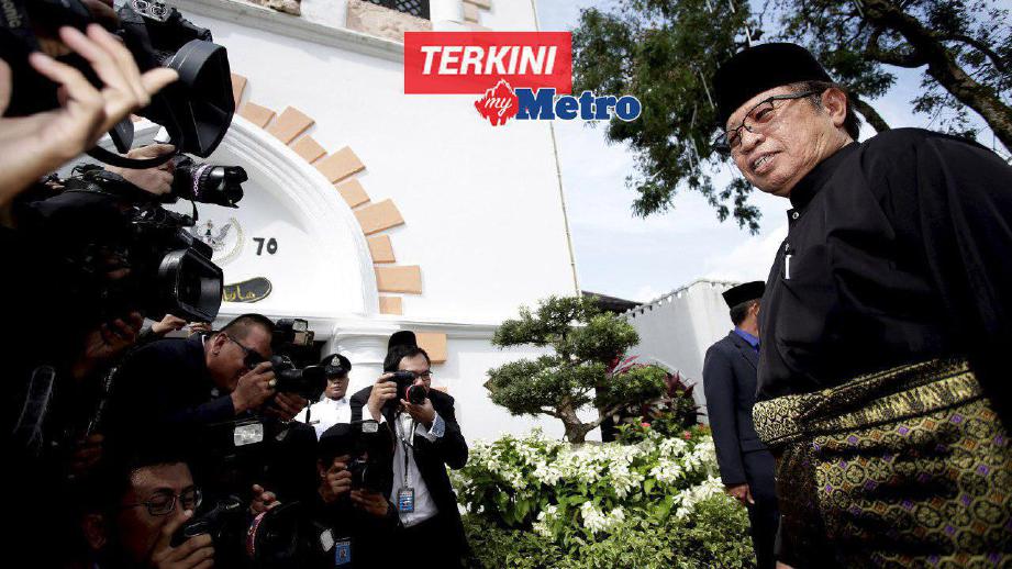 Abang Johari tiba pada Majlis Angkat Sumpah Ketua Menteri Sarawak yang ke-6 di Astana Negeri. FOTO Aizuddin Saad
