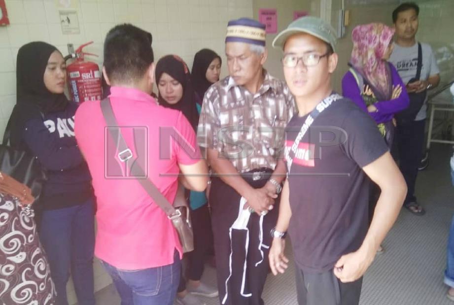WAN Mohamad Zulhakimi (kanan) bersama ahli keluarganya berada di Bilik Forensik Hospital Dungun untuk menuntut jenazah Mohamad Ariff yang ditemui lemas di Sungai Penyiram, Durian Mentangau, hari ini. FOTO Rosli Ilham.