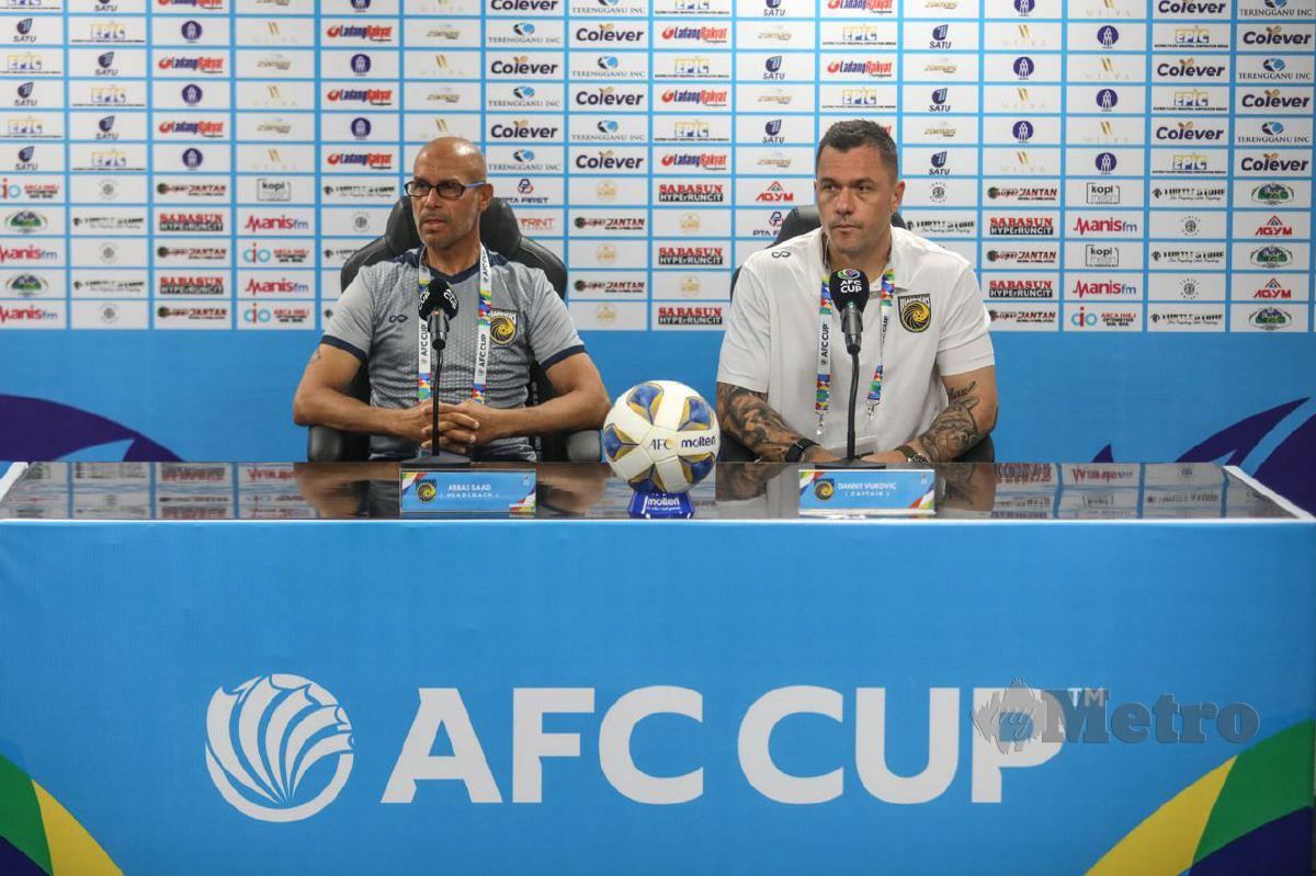 ABBAS Saad (kiri) bersama Danny Vukovic semasa sidang media menjelang perlawanan Piala AFC 2023 antara Terengganu FC menentang Central Coast Mariners FC di Stadium Sultan Mizan Zainal Abidin. FOTO GHAZALI KORI