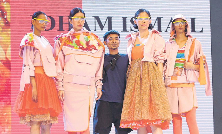 MOHD Idham bersama model yang memperagakan rekaannya ketika UiTM Degree Show 2018 di Panggung Seni Kraftangan Malaysia.