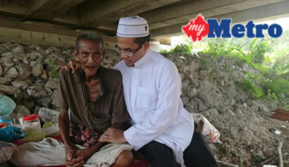 RAJA Shamri  memujuk Abdullah berpindah ke kediaman yang lebih selesa berbanding tinggal di bawah jambatan di Kampung Sungai Durian, Pasir Puteh. FOTO Rokaid Chik