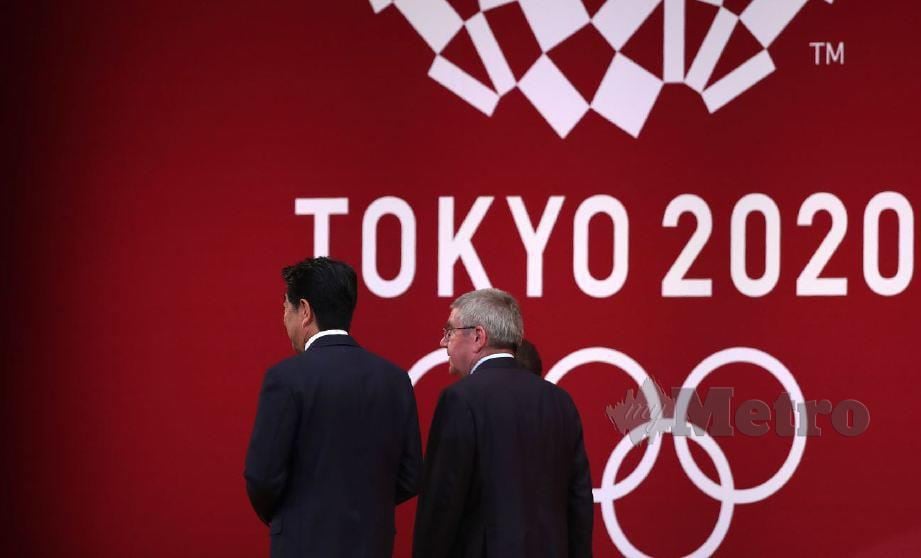 ABE dan Bach (kanan) meninggalkan pentas selepas tamat upacara perasmian  Setahun Menjelang  Olimpik di Tokyo pada 24 Julai 2019.  FOTO Agensi