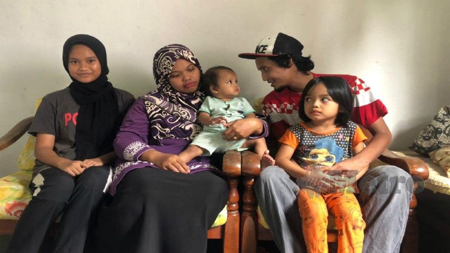 MUHAMAMD Noor bersama isteri, Siti Nor Fateng Shafie, 29, dan tiga anak mereka. FOTO Nor Fazlina Abdul Rahim.