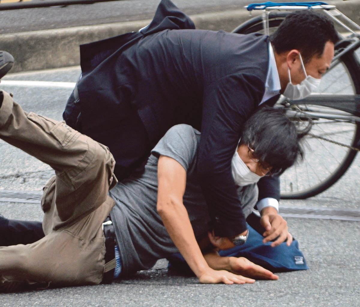 SUSPEK yang dipercayai menembak Abe. FOTO Yomiuri Shimbun/ Reuters 