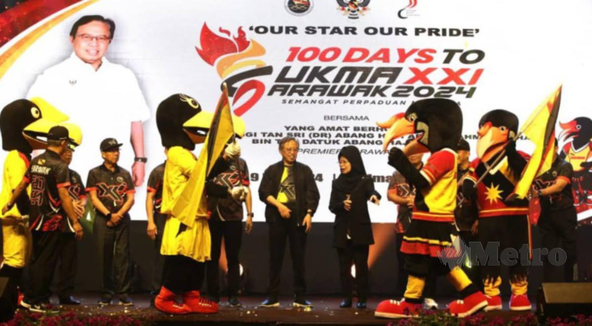 ABANG Johari (tengah) ketika merasmikan Majlis 100 Hari Menjelang Sukma XXI Sarawak 2024, di sini, hari ini. FOTO NADIM BOKHARI