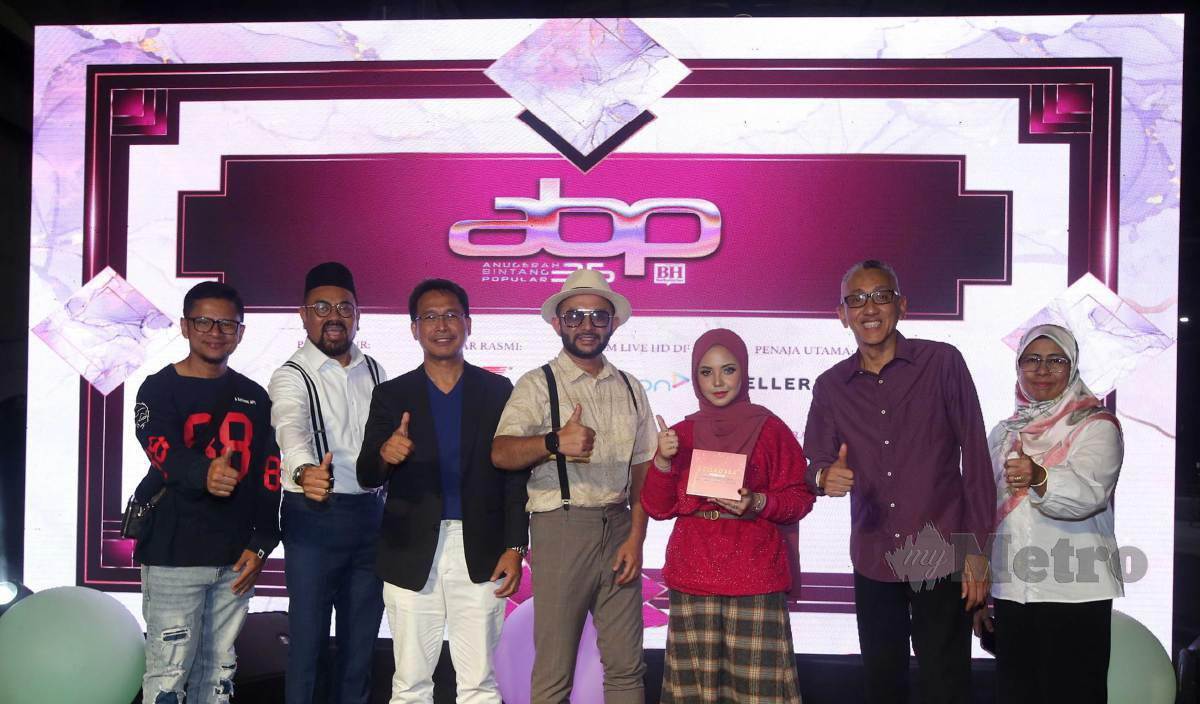 PENGARANG Kumpulan NSTP, Datuk Ahmad Zaini Kamaruzzaman (dua dari kanan) bersama Ketua Pegawai Eksekutif Media Prima Audio (MPA), Nazri Noran (kiri sekali), Ketua Pegawai Eksekutif KTM, Datuk Mohd Rani Hisham Samsudin (tiga dari kiri) dan Pengasas Fellera Beauty Malaysia, Sharifah Khyra Muhsin (tiga dari kanan) bergambar ketika majlis pelancaran Anugerah Bintang Popular BH (ABPBH) 35 di Stesen Kereta Api Kuala Lumpur. FOTO Hairul Anuar RAHIM