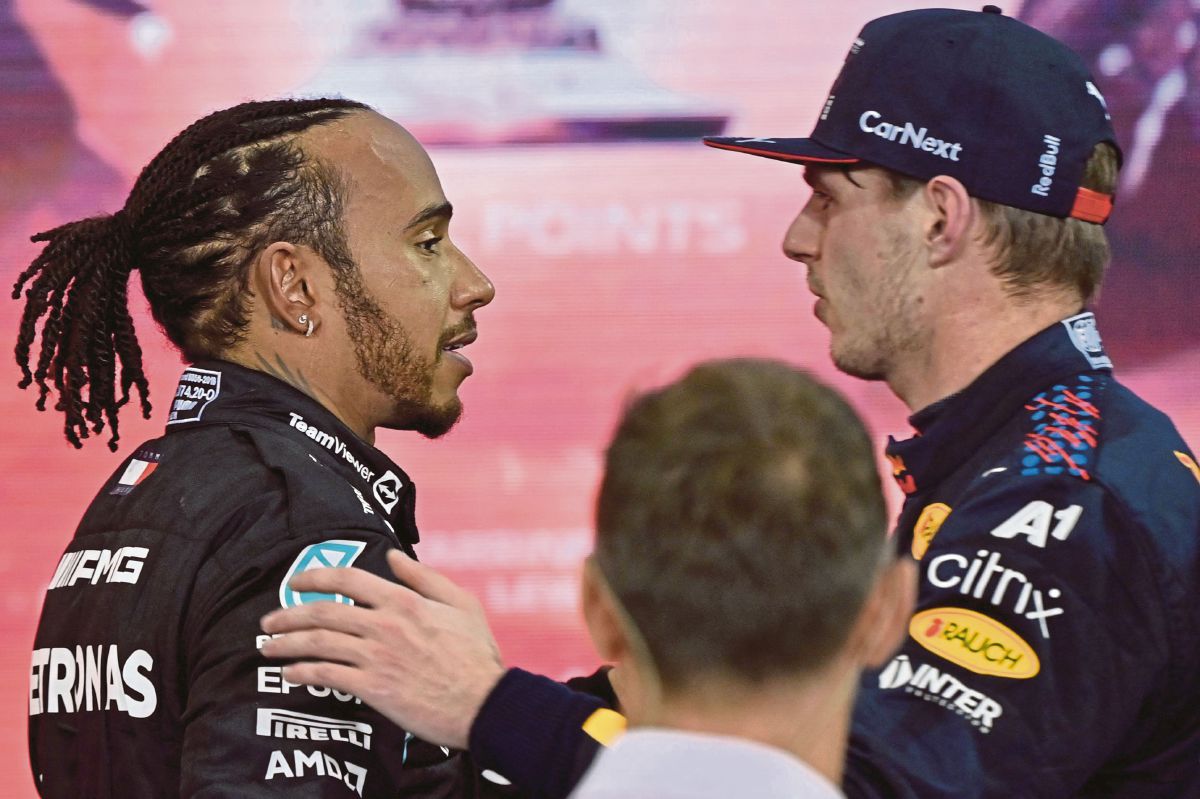 Juara Dunia F1 dari Red Bull, Max Verstappen (kanan) mengucapkan tahniah kepada Lewis Hamilton yang menduduki tempat kedua di GP Abu Dhabi. FOTO AFP