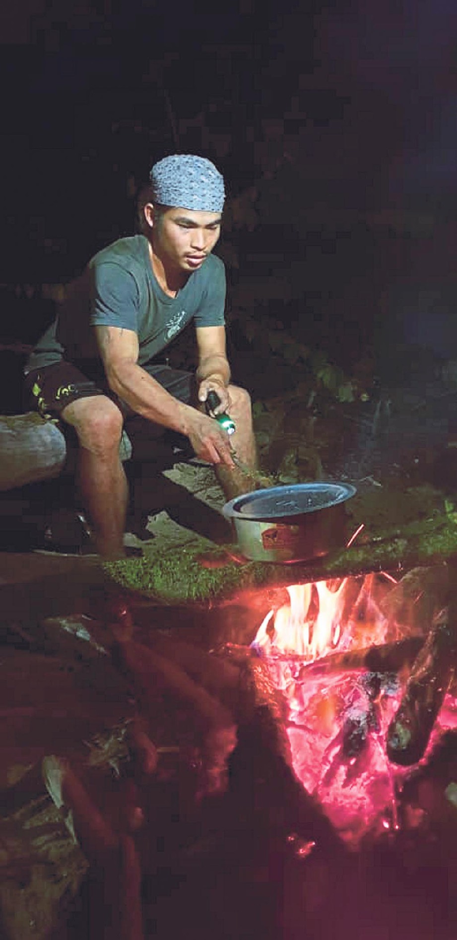 SALAH seorang rakan pendaki menyediakan makanan pada sebelah malam.