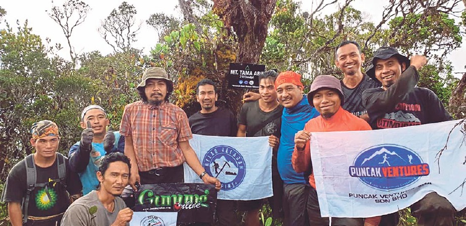 AHLI Kelab Jelajah Alpine Malaysia dan Orang Gunung Kuala Lumpur bekerjasama dalam aktiviti pendakian ini.