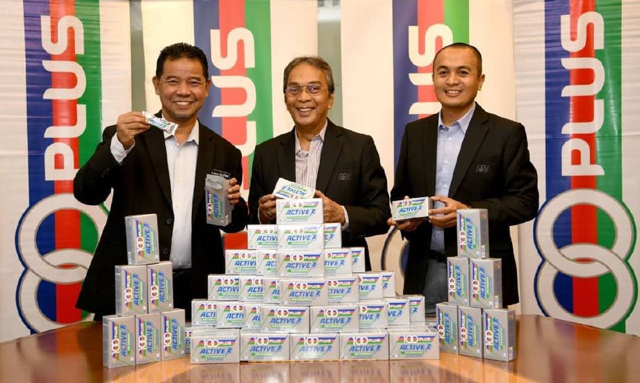 AHMAD Shapawi (kiri) bersama Engku Isyamuddin dan Kamal Harun ketika menerima produk 100PLUS Active sachet. FOTO NSTP