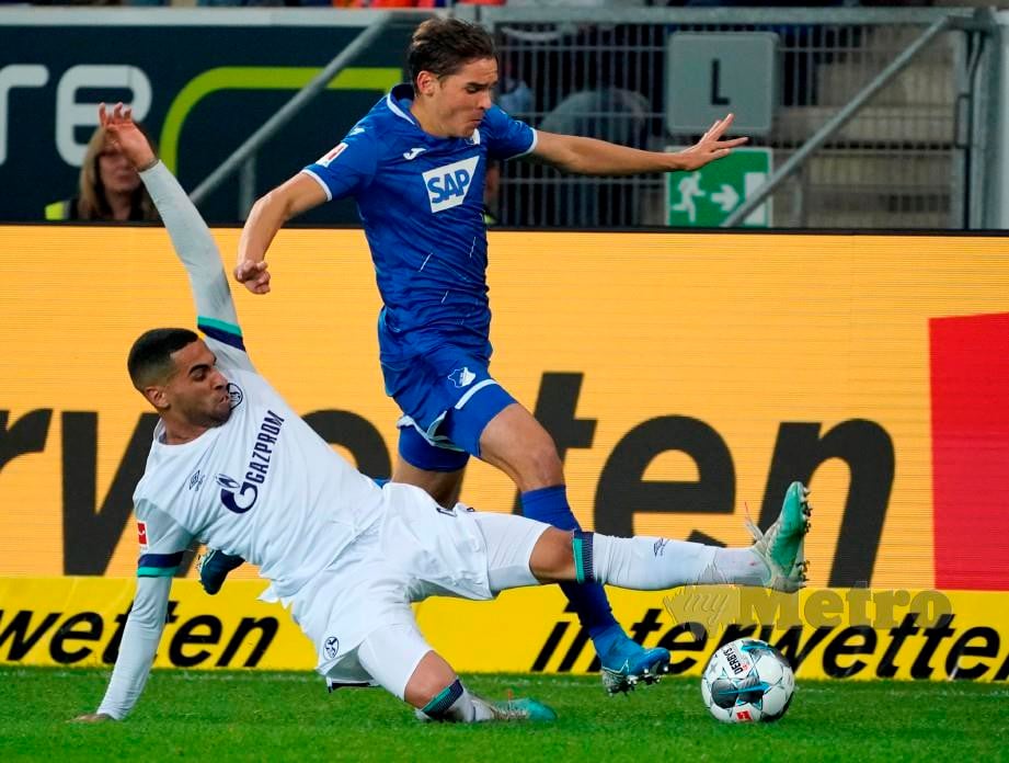 Robert Skov (kanan) diasak pemain Schalke, Omar Mascarell (kiri) pada aksi Bundesliga Jerman. FOTO EPA