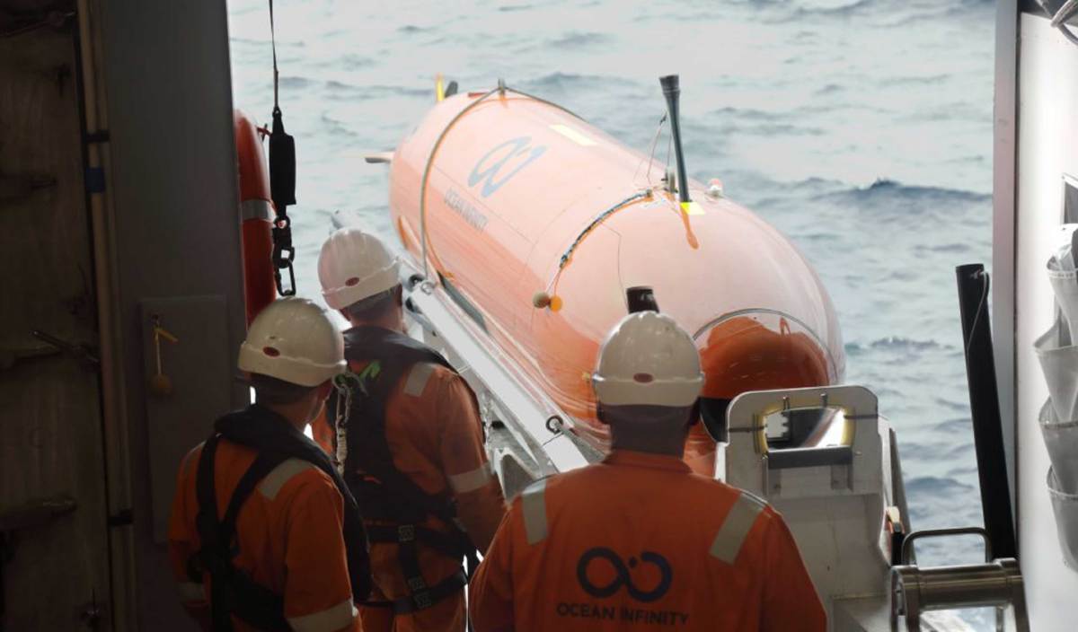 GAMBAR yang dikeluarkan oleh AFF menunjukkan sebuah kenderaan bawah laut autonomi (AUV), satu daripada lapan yang digunakan Ocean Infinity untuk mencari MH370 yang hilang pada tahun 2014. FOTO Arkib AFP