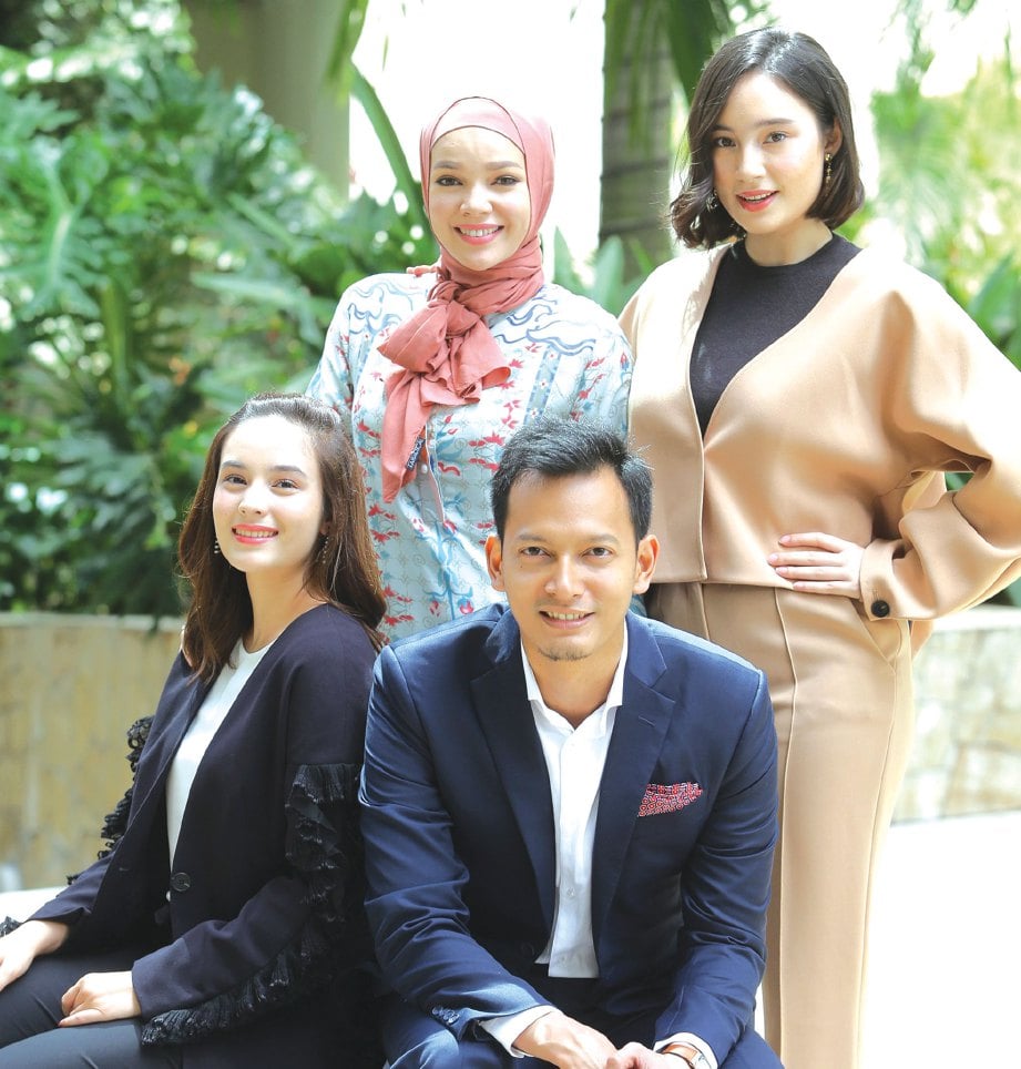 BARISAN pelakon utama AAC2, Fedi Nuril bersama (dari kanan) Tatjana Saphira, Dewi Sandra dan Chelsea Islan.