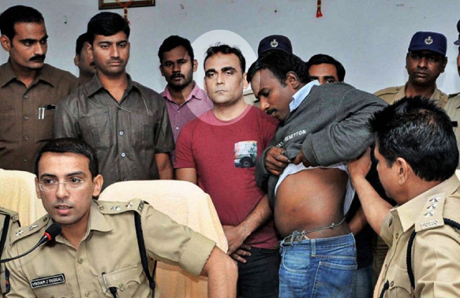 Suresh Prajapati (kiri) ketika ditahan bersama seorang penderma tahun lalu. - Foto Fail (You Tube)