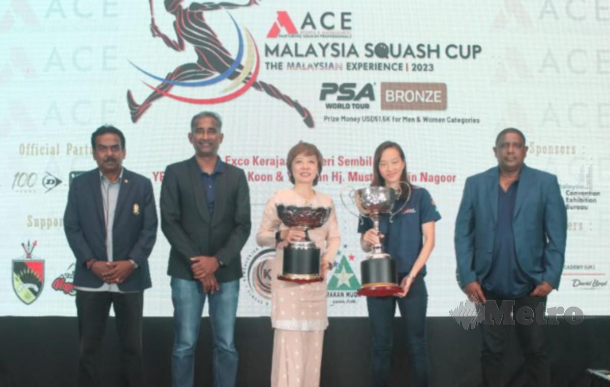 NICOLE (tengah) dan Wee Wern (dua dari kanan) menunjukkan trofi bakal jadi rebutan pada Kejohanan Piala Skuasy ACE Malaysia 2023 sambil disaksikan Chandaran (kanan) dan Ketua Promosi, Jadish Kumar (dua dari kiri). FOTO MOHD AMIN JALIL 