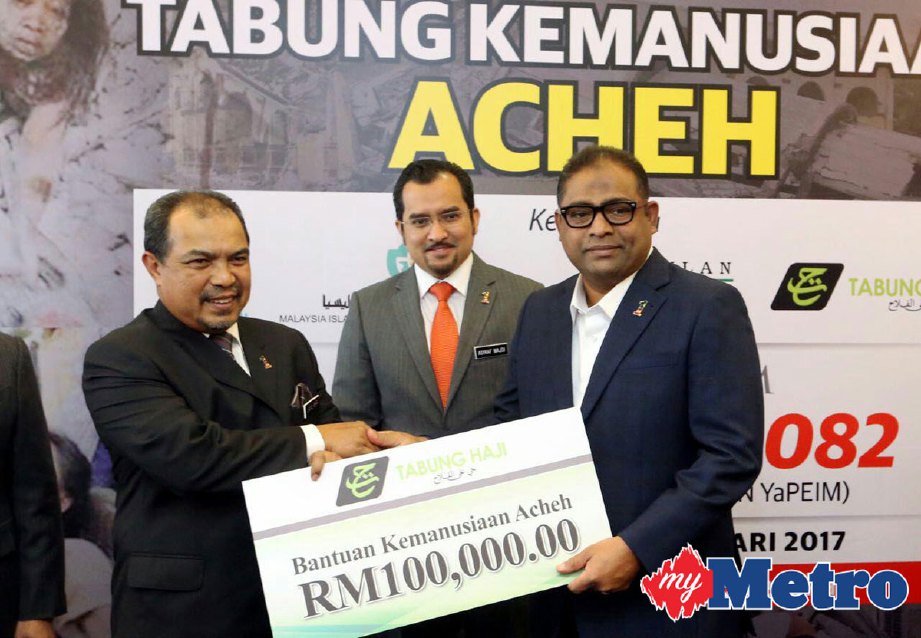 Jamil Khir menerima replika cek daripada Pengerusi TH, Datuk Seri Abdul Azeez Abdul Rahim untuk Tabung Kemanusiaan Aceh  di Putrajaya. Turut hadir, Timbalan Menteri di Jabatan Perdana Menteri, Datuk Dr Asyraf Wajdi Dusuki. FOTO Fariz Iswadi Ismail