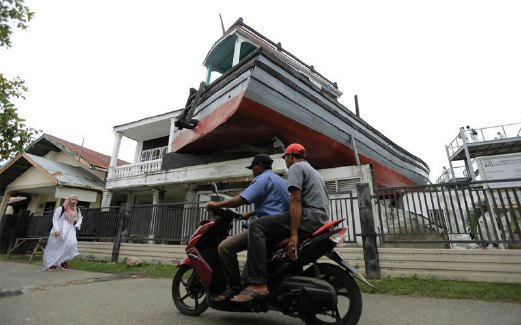 KAPAL di atas rumah menjadi tarikan pelancong di Banda Aceh.