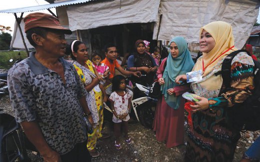 PESERTA Program Bakti Siswa meluangkan masa dengan penduduk Aceh yang masih daif.