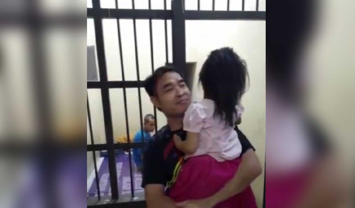ACENG memeluk anaknya di penjara. FOTO Agensi.
