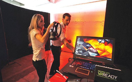 PENGGUNA mencuba menggunakan VR yang disambungkan pada Predator 17 X.
