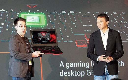 Ketua Pegawai Eksekutif Acer, Jason Chen (kanan) memperkenalkan Predator 17 X kepada media antarabangsa.