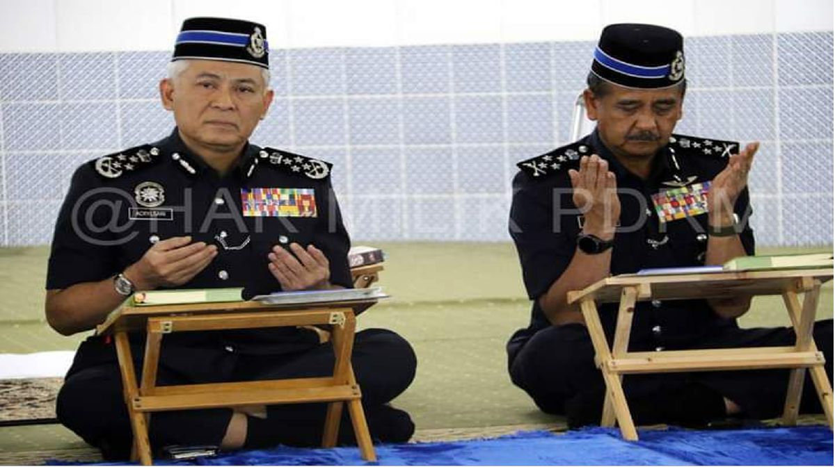 ACRYL Sani bersama Razarudin menunaikan solat hajat dan bacaan Yasin di Bukit Aman bagi mendoakan keselamatan petugas pasukan menjelang Piihan Raya Umum ke-15 (PRU-15). FOTO Ihsan PDRM.