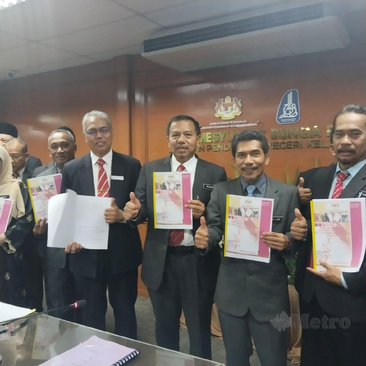 Mohamad Abd Wahab (tiga dari kanan) menunjukkan keputusan SPM bagi Kelantan. FOTO Hidayatidayu Razali