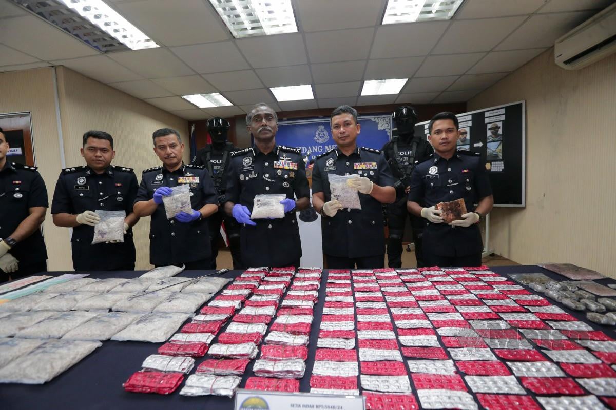 M Kumar menunjukkan barang rampasan berkaitan sindiket pengedaran dadah yang menjadikan kereta sebagai stor penyimpanan pada sidang media di IPK Johor. FOTO NUR AISYAH MAZALAN