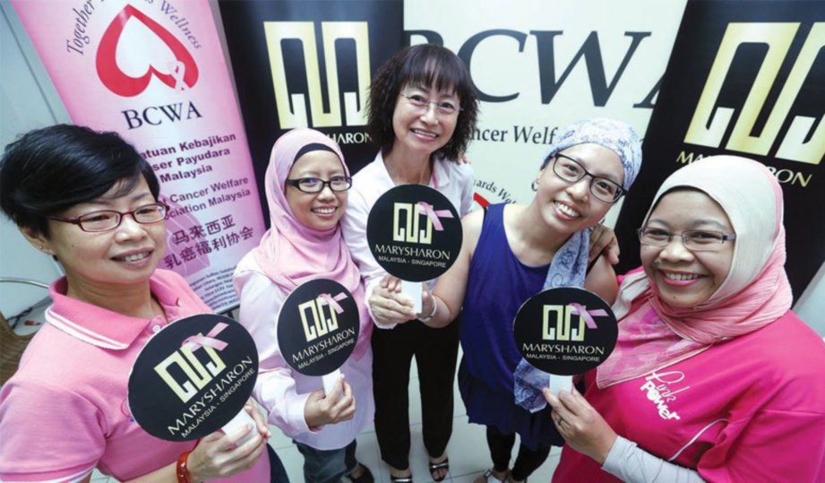 BEKAS pesakit kanser (dari kiri) Siew Mei Quin,  Noor Mazidah, Penny Chun Kim Foong, Chuah Soo Chen dan Amnah berganding bahu menjayakan larian amal Pink Love. 