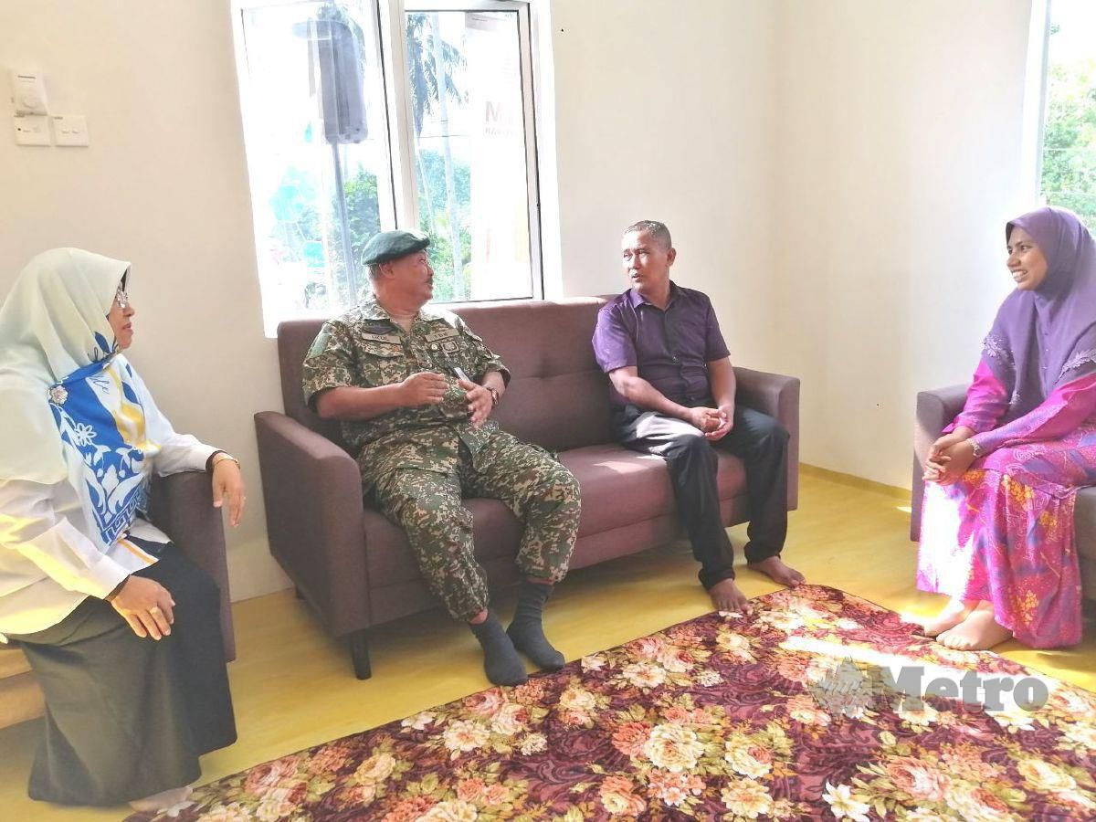 Dzulkarnain (dua dari kiri) ketika berbual bersama Mohamad Sahil (dua dari kanan) selepas majlis  penyerahan  rumah menerusi inisiatif perumahan veteran ATM di Kampung Sarin. FOTO ABNOR HAMIZAM ABD MANAP.