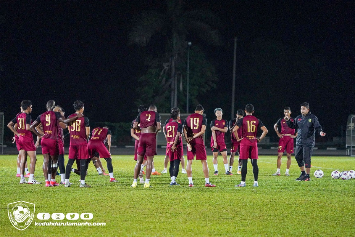 Ketua jurulatih Kedah, Aidil Sharin Sahak (kanan) mengendalikan sesi latihan pasukannya. FOTO KDA FC.