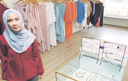 NURUL Afidah menunjukkan koleksi pakaian di butiknya yang elegan, moden dan ringkas.