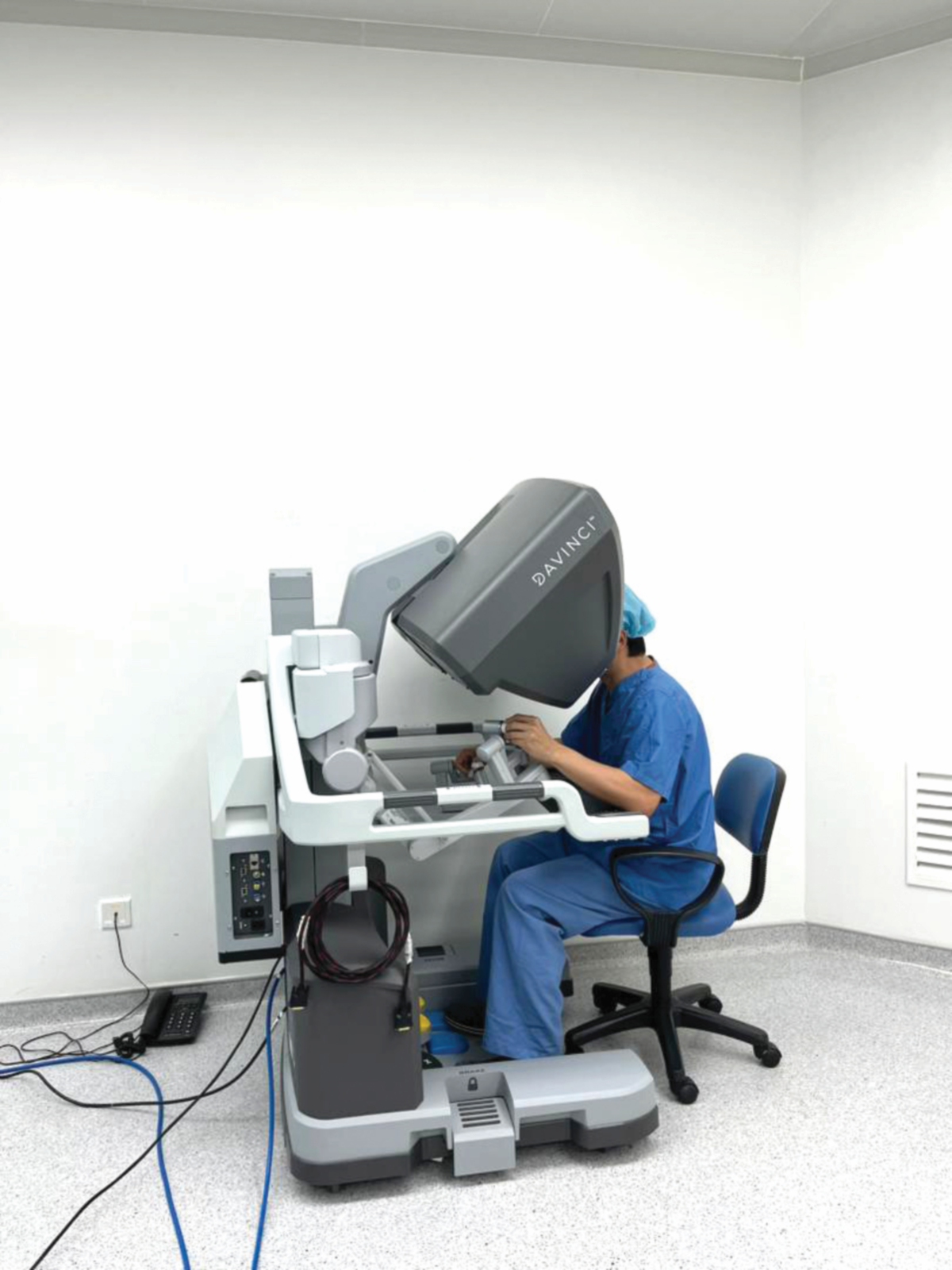 PAKAR memantau pembedahan menggunakan robotik.