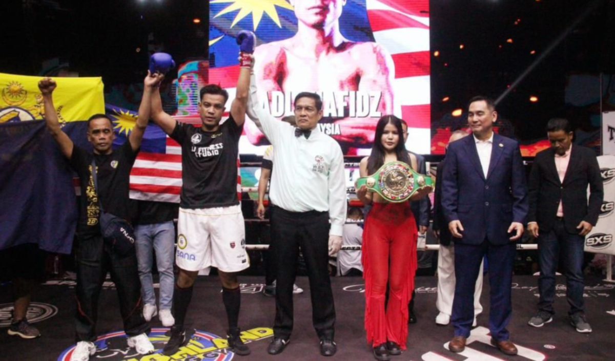 ADLI  (dua dari kiri) menjadi juara kategori Light Heavyweight WBC Asian Continental, Bangkok.