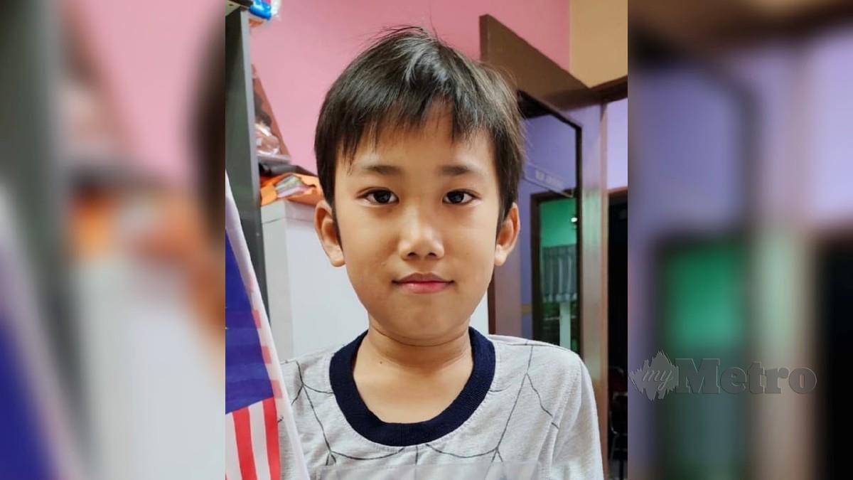 Kanak-kanak lelaki yang dikenali sebagai Adam ditemukan di bawah pokok di Kampung Kuala Jeneri, Sik pada 2018. Foto Ihsan JKM
