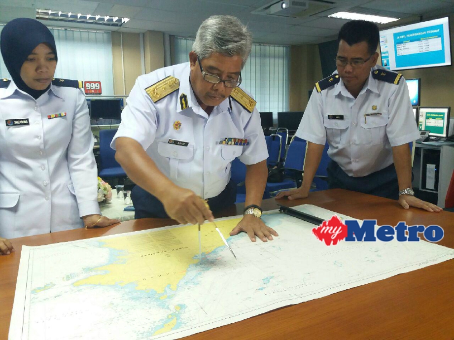 Adam (tengah) meneliti kawasan pencarian yang meliputi perairan Sabah, Labuan, Sarawak dan Brunei Darussalam. FOTO Norasikin Daineh