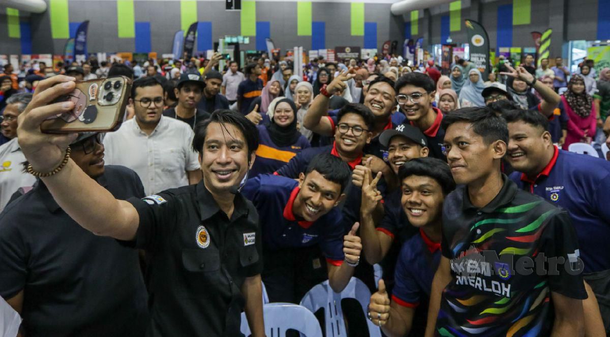 ADAM Adli bersama sebahagian belia pada Program Kembara Jumpa Orang Muda (JOM) di Kuantan. FOTO Luqman Hakim Zubir