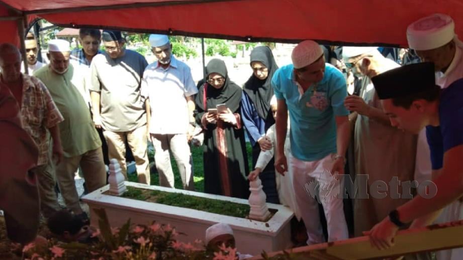 Jenazah Adam selamat dikebumikan di Tanah Perkuburan Islam Lemal 11 pagi tadi. FOTO Syaherah Mustafa  