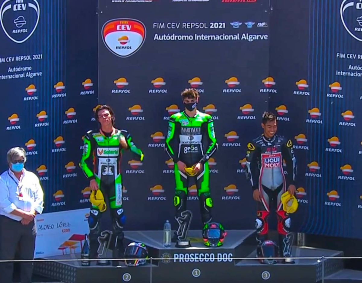 Adam (kanan) bersama Aldequer (tengah) dan Lopez menaiki podium di Kejuaraan Motosikal CEV Moto2 di Portugal.