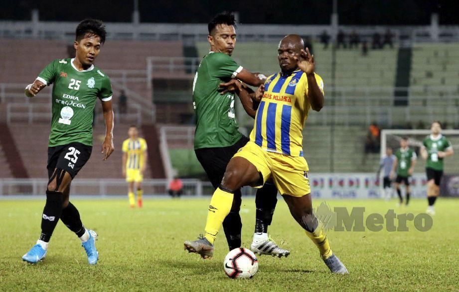 SHUKOR (tengah) mengasak bintang import Pahang, Dickson Nwakaeme (kanan) dalam saingan Liga Super 2019 di Stadium Darul Makmur. 