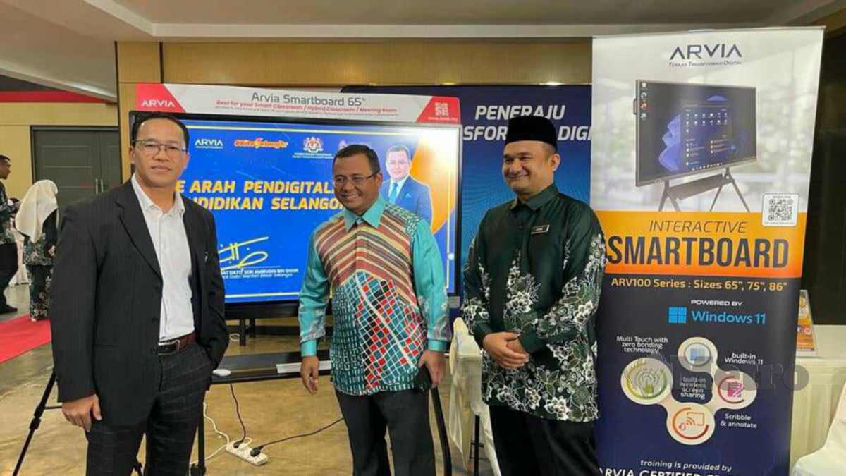 Simbolik kerjasama, MB Selangor, Datuk Seri Amirudin Shari (tengah) bersama Ahmad Najib Habeb (kiri) di smartboard Arvia