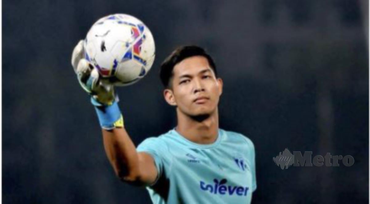 PENJAGA gol Terengganu FC, Rahadiazli Rahalim dibenarkan keluar dari hospital, petang semalam dan kini berehat di rumah selepas perlanggaran dengan pemain Melaka United, Sabtu lalu. FOTO GHAZALI KORI