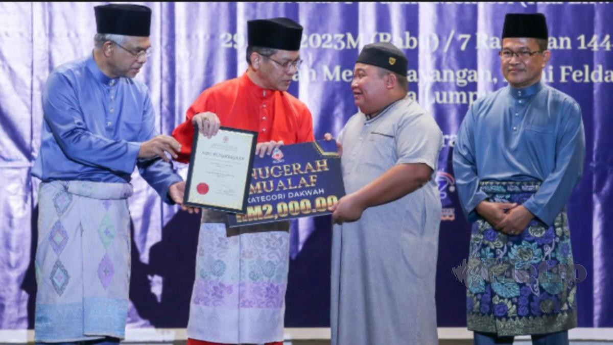 MOHD Nai'im menyampaikan Anugerah Mualaf 2023 kategori dakwah kepada Ahmad Daniel (dua dari kanan)Turut hadir, Mohd Daud (kiri) dan Pengarah Jawi, Datuk Mohd Ajib Ismail (kanan). FOTO Asyraf Hamzah.