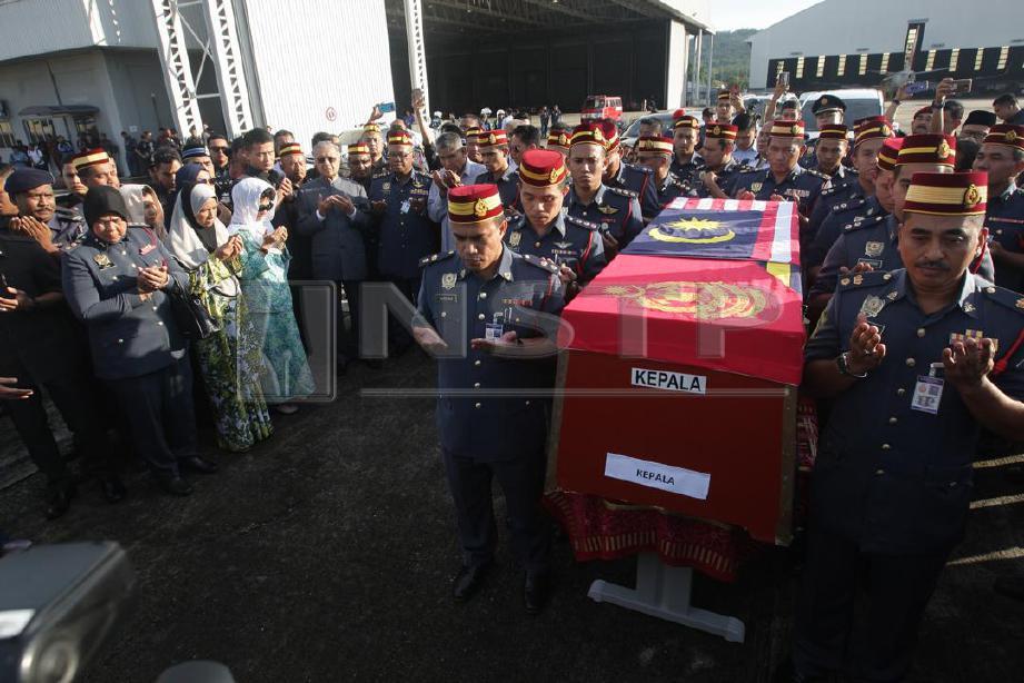 Perdana Menteri, Tun Dr Mahathir Mohamad dan isteri, Tun Dr Siti Hasmah turut memberi penghormatan terakhir kepada jenazah Allahyarham Muhammad Adib di Pengkalan Udara Bomba dan Penyelamat Subang. FOTO Zulfadhli Zulkifli