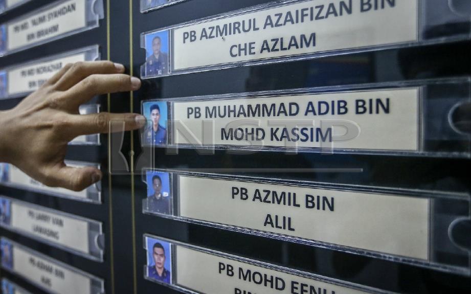 Nama Allahyarham yang tertera di papan senarai pegawai dan aggota yang bertugas di Balai Bomba Subang Jaya kini menjadi kenangan. FOTO Muhd Zaaba Zakeria 