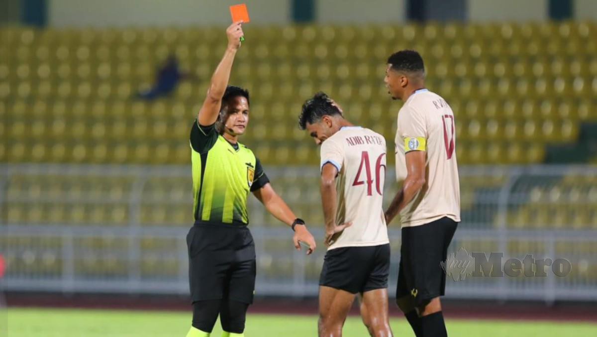 ADIB dilayangkan kad merah kerana mengasari Nurullaev pada minit ke-43. FOTO FB KEDAH DARUL AMAN FC
